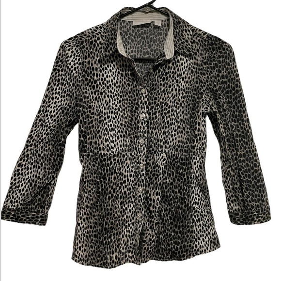 New York & Company Quarter Length Button Up Animal Print Shirt Size XS - Picture 1 of 4